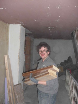 Erika beim  Schutt ausräumen