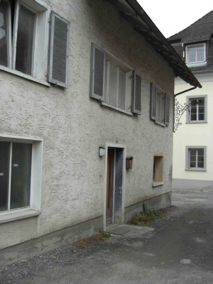 Gasthaus zur Frohen Aussicht: Noch unrenoviert März 2009; dahinter ist die ehemalige jüdische Synagoge zu sehen.