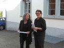 Erste Besprechungen: Die Besitzerin Elfriede Scheiderbauer mit Erika Heidinger
