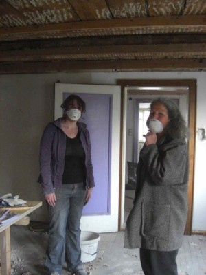 Elisabeth und Elfriede mit Atemschutzmasken. Man glaubt kaum wieviel Staub in den Lungen von uns empor hustete