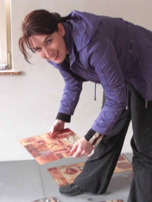 Die Graphikerin Elisabeth Heidinger beim Sortieren: Es gab ja humoristische Fliesen, historische, literarische und Fliesen mit Werbung aus der guten alten Zeit