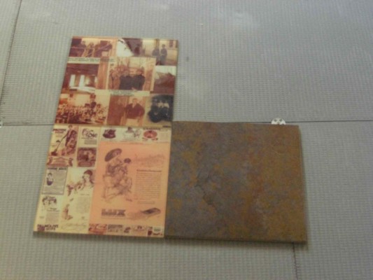 Aus den im Haus gefundenen Zeitungen wurden sorgfältig Motive ausgewählt, mit einer speziellen Software Kratzer, Flecken etc. entfernt und collagenartig auf 30x 30 cm großen Vorlagen gesetzt. Eine spezielle Firma in Deutschland hat die Keramik dann anhand der PDF-Vorlage gebrannt.