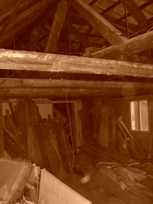 Holz über Holz stapelte sich, als wir  die Dachbodendecke entfernten